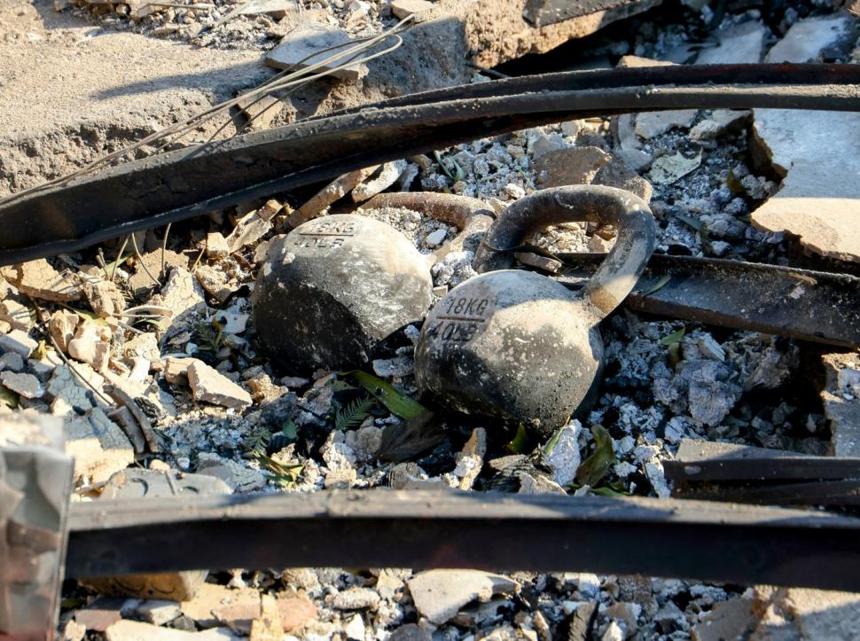 După ce a filmat momentul în care incendiul i-a cuprins casa, vedeta TV Spencer Pratt arată acum ce a mai rămas din ea 945411