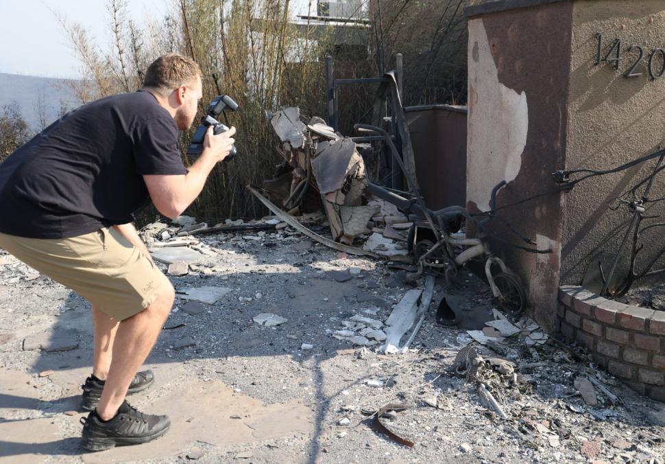 După ce a filmat momentul în care incendiul i-a cuprins casa, vedeta TV Spencer Pratt arată acum ce a mai rămas din ea 945412