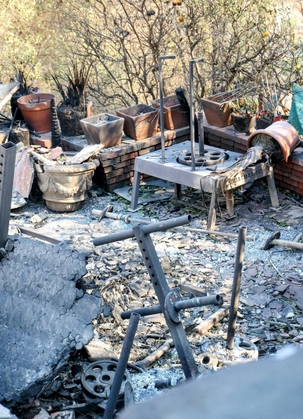 După ce a filmat momentul în care incendiul i-a cuprins casa, vedeta TV Spencer Pratt arată acum ce a mai rămas din ea 945415