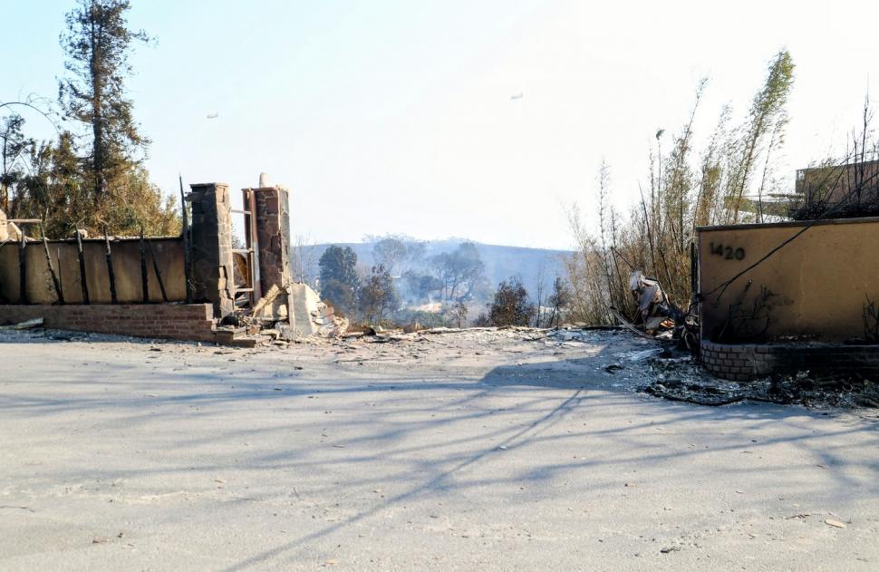 După ce a filmat momentul în care incendiul i-a cuprins casa, vedeta TV Spencer Pratt arată acum ce a mai rămas din ea 945421