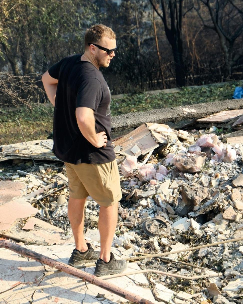 După ce a filmat momentul în care incendiul i-a cuprins casa, vedeta TV Spencer Pratt arată acum ce a mai rămas din ea 945423