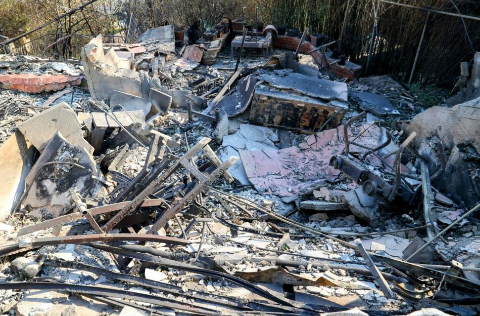 După ce a filmat momentul în care incendiul i-a cuprins casa, vedeta TV Spencer Pratt arată acum ce a mai rămas din ea 945424