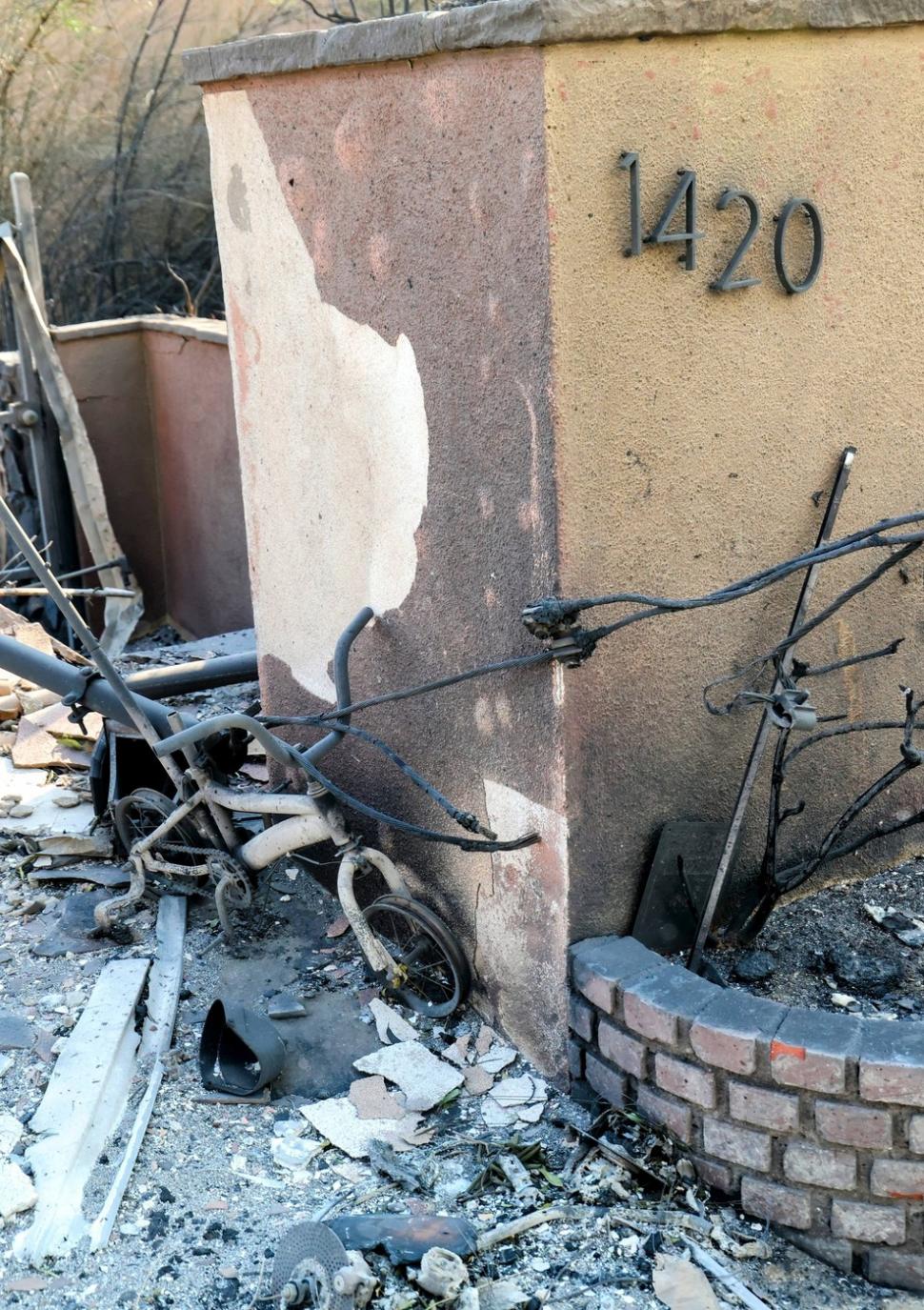 După ce a filmat momentul în care incendiul i-a cuprins casa, vedeta TV Spencer Pratt arată acum ce a mai rămas din ea 945426