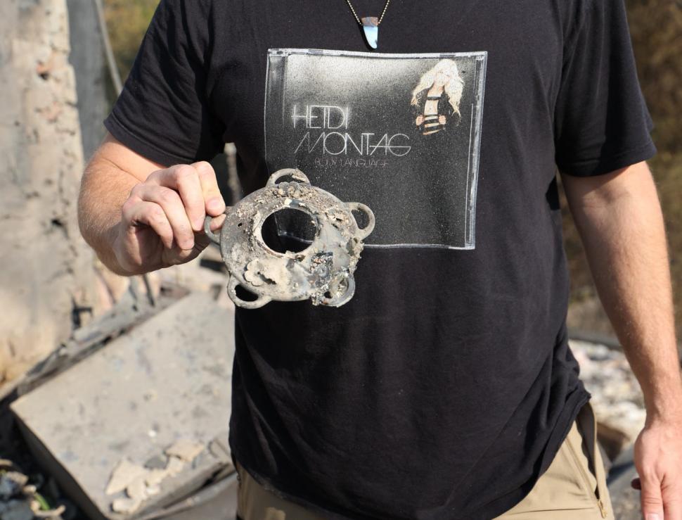 După ce a filmat momentul în care incendiul i-a cuprins casa, vedeta TV Spencer Pratt arată acum ce a mai rămas din ea 945430