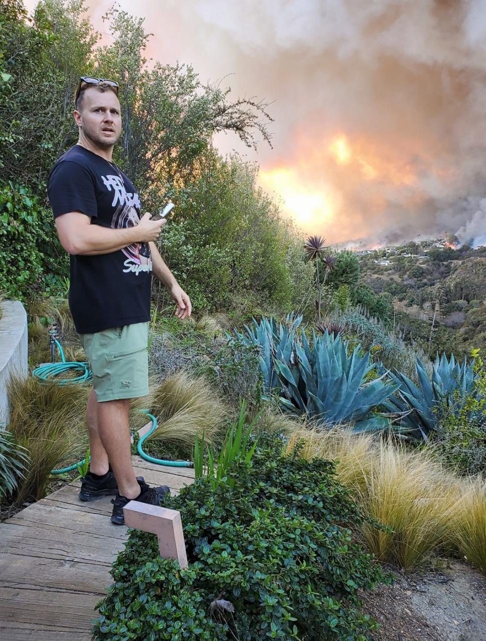 După ce a filmat momentul în care incendiul i-a cuprins casa, vedeta TV Spencer Pratt arată acum ce a mai rămas din ea 945440