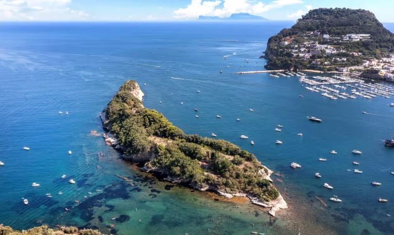 Frenezie generală în Italia după ce o insulă de doar 200 mp a fost scoasă la vânzare. La ce sumă a fost evaluată și care este motivul 945515
