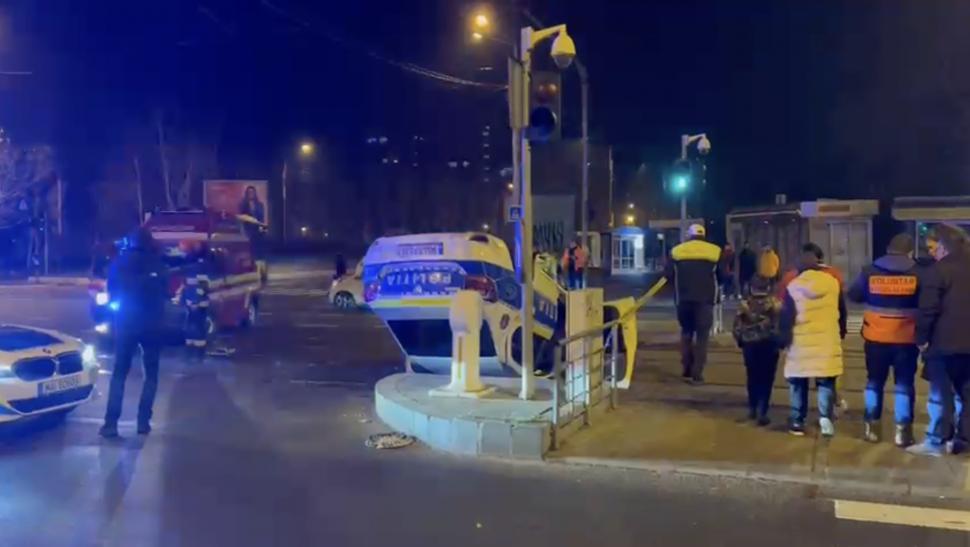 Momentul în care o mașină de poliție aflată în misiune este lovită în plin de o șoferiță din București și se răstoarnă 945373