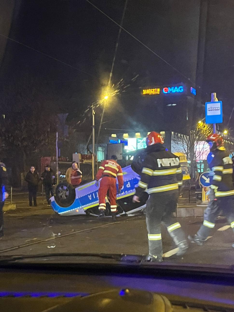 Momentul în care o mașină de poliție aflată în misiune este lovită în plin de o șoferiță din București și se răstoarnă 945374