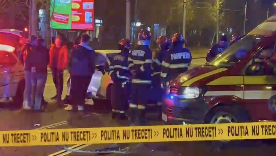 Momentul în care o mașină de poliție aflată în misiune este lovită în plin de o șoferiță din București și se răstoarnă 945375