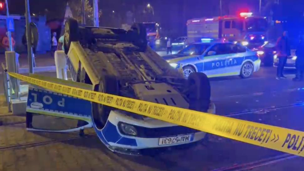 Momentul în care o mașină de poliție aflată în misiune este lovită în plin de o șoferiță din București și se răstoarnă 945376