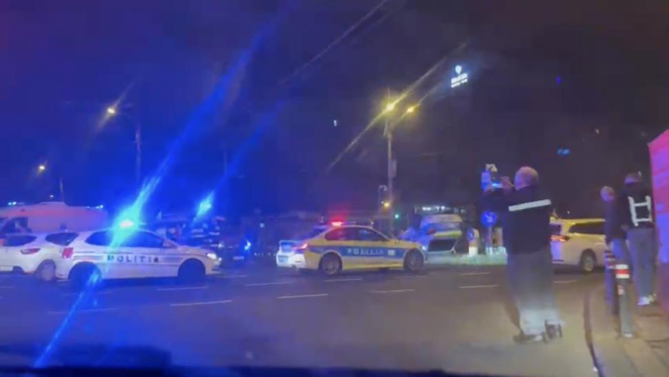 Momentul în care o mașină de poliție aflată în misiune este lovită în plin de o șoferiță din București și se răstoarnă 945377