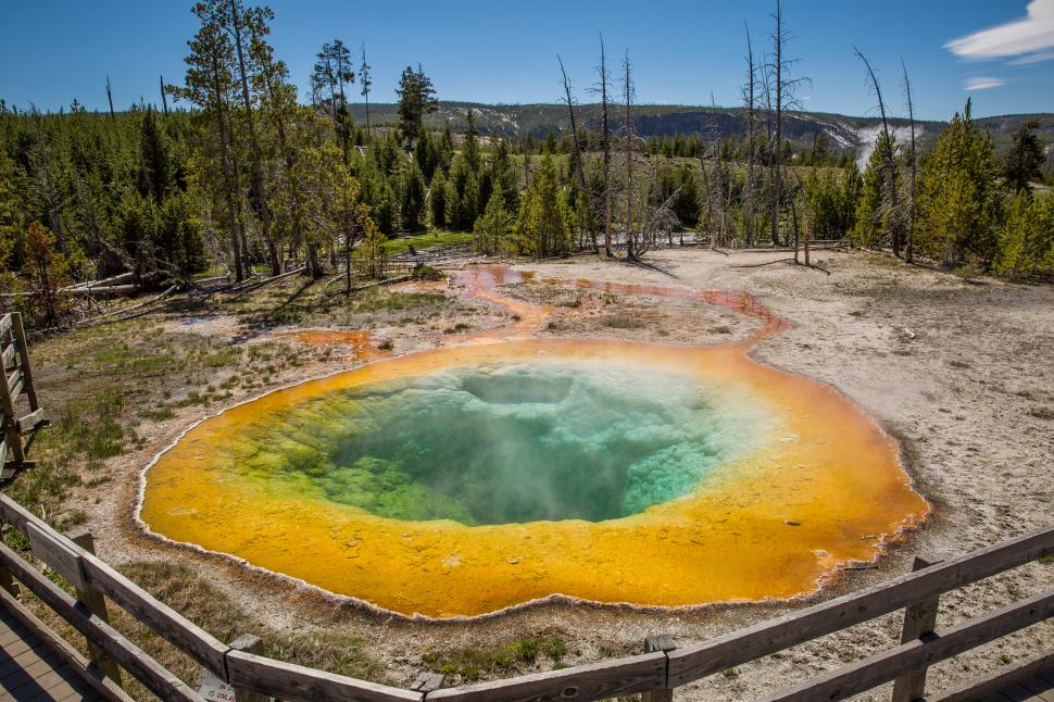 Prismatic Spring, în imagini și culori care par ireale: Cel mai mare izvor termal din SUA „clocotește”, iar apa este sterilă în centru 945678