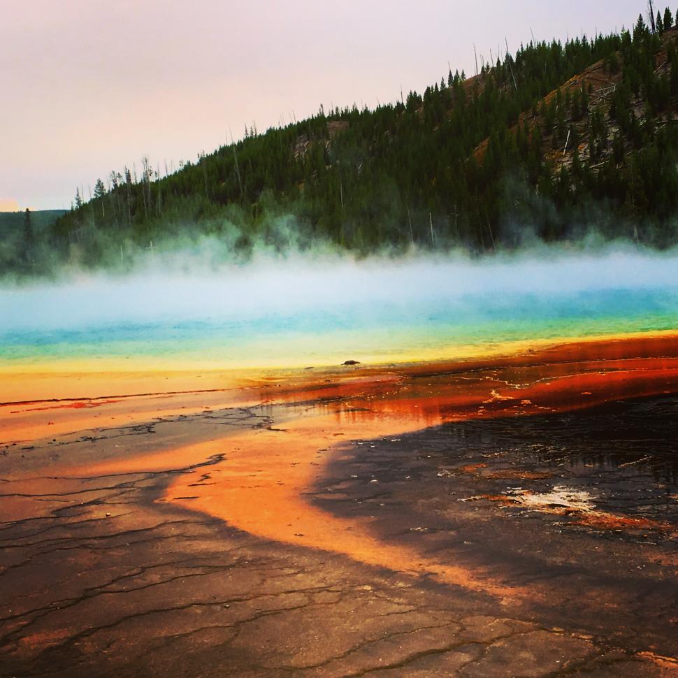 Prismatic Spring, în imagini și culori care par ireale: Cel mai mare izvor termal din SUA „clocotește”, iar apa este sterilă în centru 945680