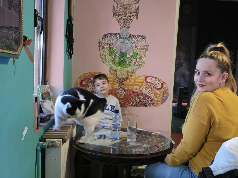 Cafenele neobișnuite din București. Unde îţi bei cafeaua lângă pisici pufoase sau lângă şerpii Megatron şi Olaf şi tarantula Roza 945519