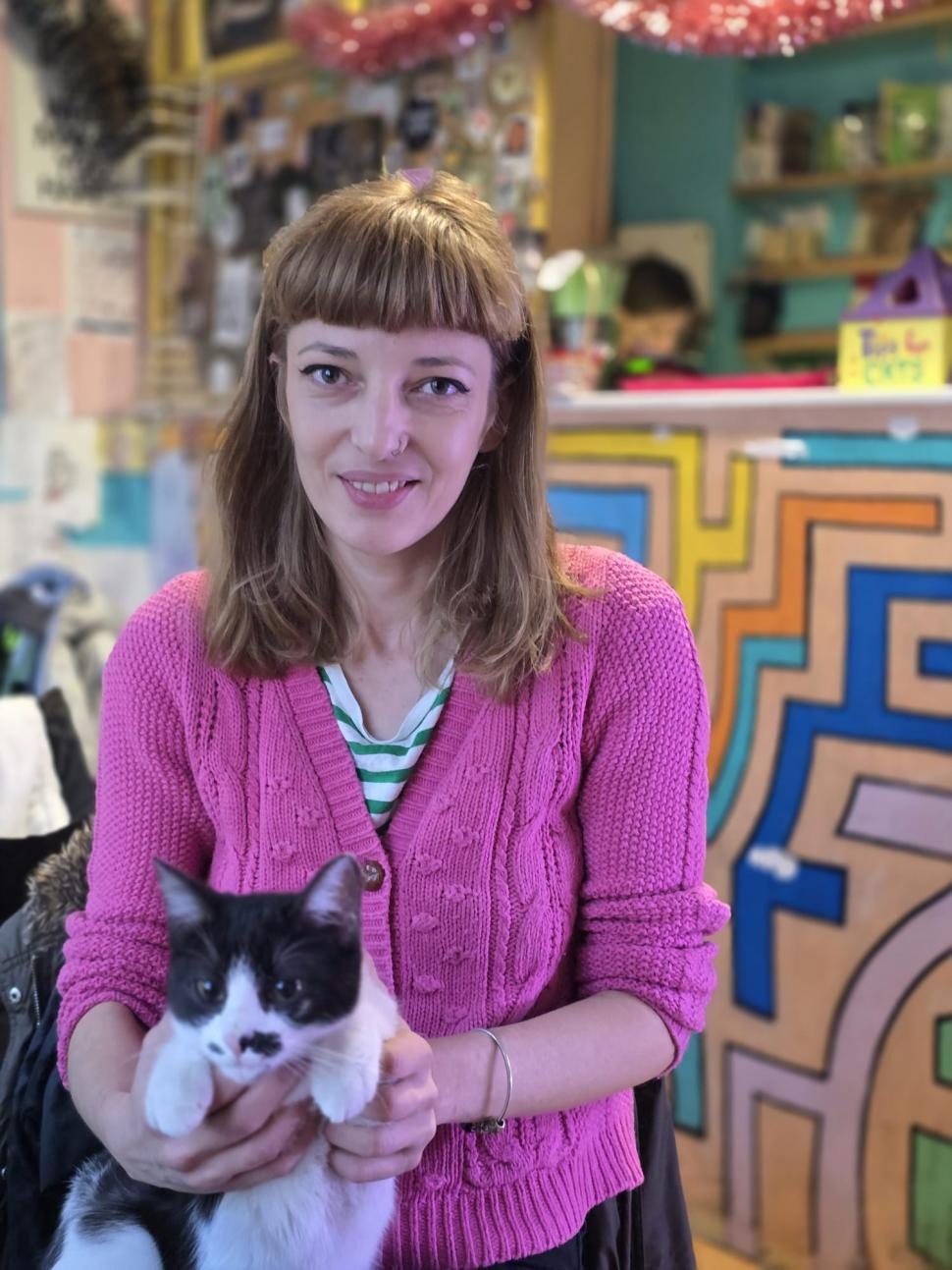 Cafenele neobișnuite din București. Unde îţi bei cafeaua lângă pisici pufoase sau lângă şerpii Megatron şi Olaf şi tarantula Roza 945527