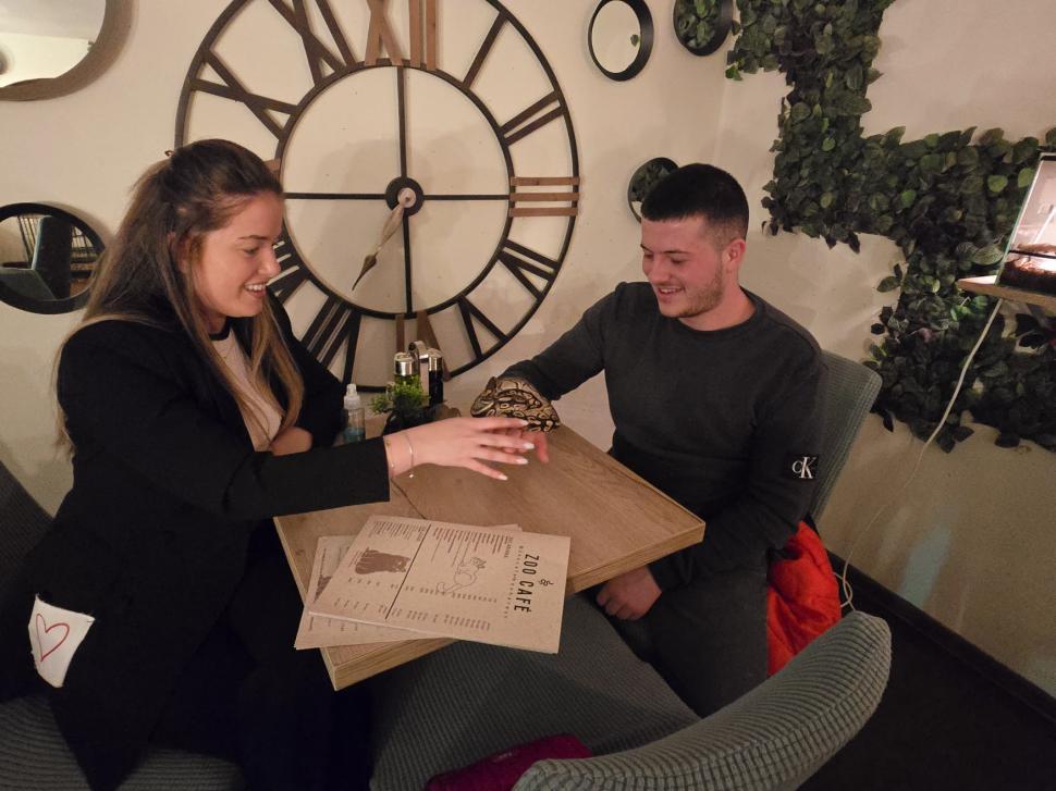 Cafenele neobișnuite din București. Unde îţi bei cafeaua lângă pisici pufoase sau lângă şerpii Megatron şi Olaf şi tarantula Roza 945545