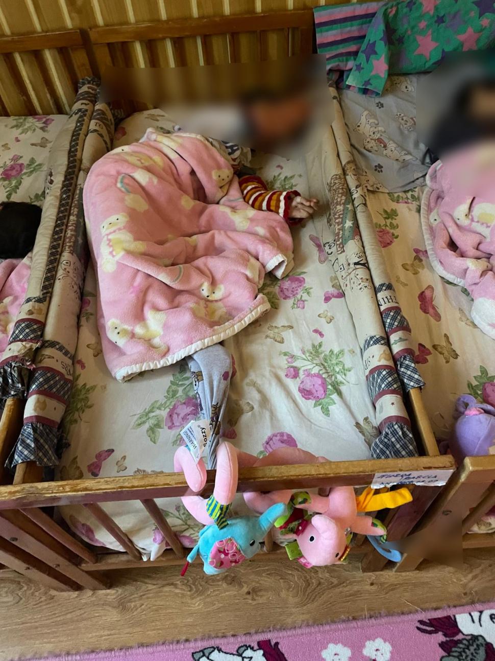 Centrele groazei din Mureș: Copiii cu dizabilități, ținuți în mizerie și tratați cu medicamente expirate. Unii erau încuiați cu zăvorul 945722