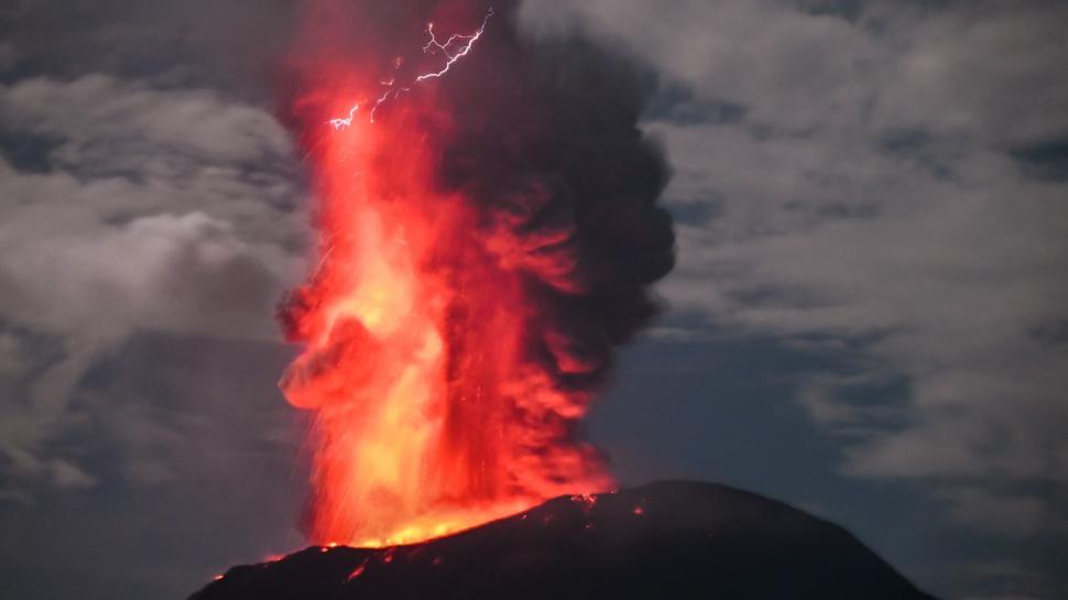 Imagini spectaculoase după erupția vulcanului Ibu, în Indonezia. Cantități uriașe de lavă topită, fum și cenușă au fost aruncate în aer 945761