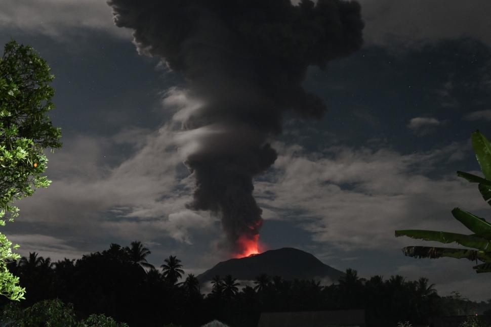 Imagini spectaculoase după erupția vulcanului Ibu, în Indonezia. Cantități uriașe de lavă topită, fum și cenușă au fost aruncate în aer 945762
