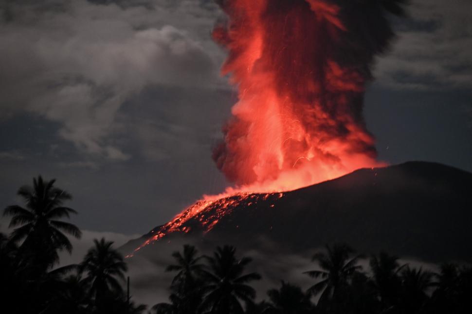 Imagini spectaculoase după erupția vulcanului Ibu, în Indonezia. Cantități uriașe de lavă topită, fum și cenușă au fost aruncate în aer 945764