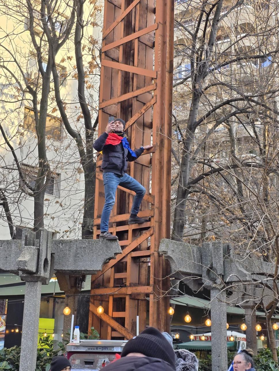 Ce nu s-a văzut la televizor de la protestul AUR. Reportaj incognito în mijlocul manifestanților. „Poate că George nu e în Polonia” 945837