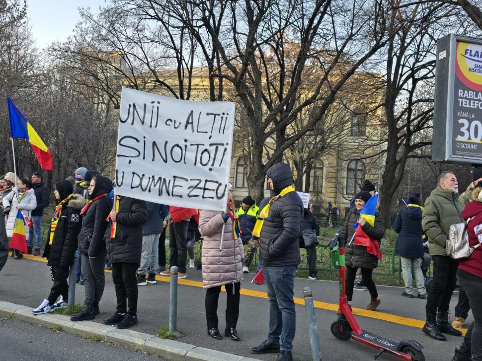 Ce nu s-a văzut la televizor de la protestul AUR. Reportaj incognito în mijlocul manifestanților. „Poate că George nu e în Polonia” 945841
