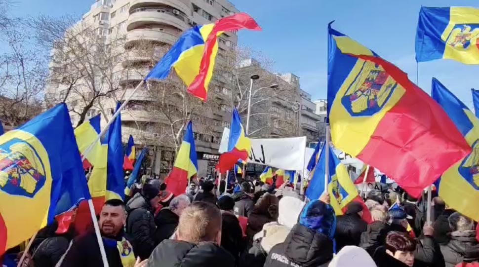 Protest organizat de AUR în București: Simion a anunțat că „mitingul a luat sfârșit”: „Oamenii merg acasă” 945807