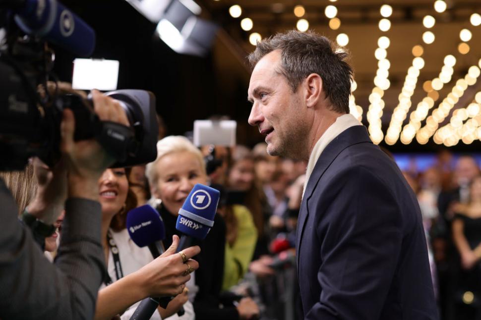 După ce a jucat în rolul Papei, Jude Law îl va interpreta pe Vladimir Putin într-un nou film 945950