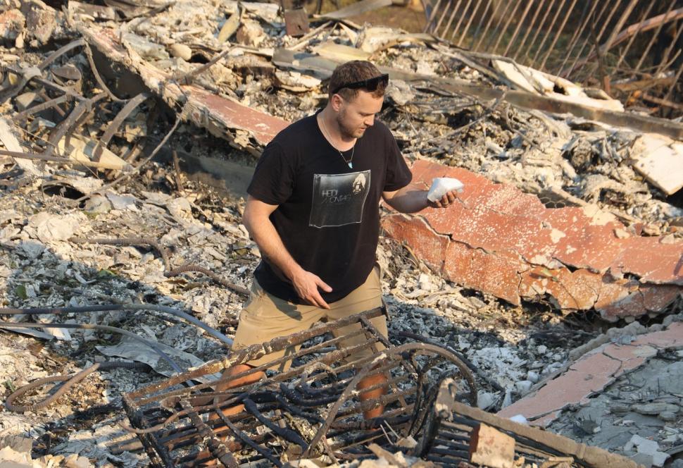 Un bărbat care și-a cumpărat cu banii de la loto o casă în Los Angeles s-a trezit acum cu un morman de cenușă, din cauza incendiilor  945915