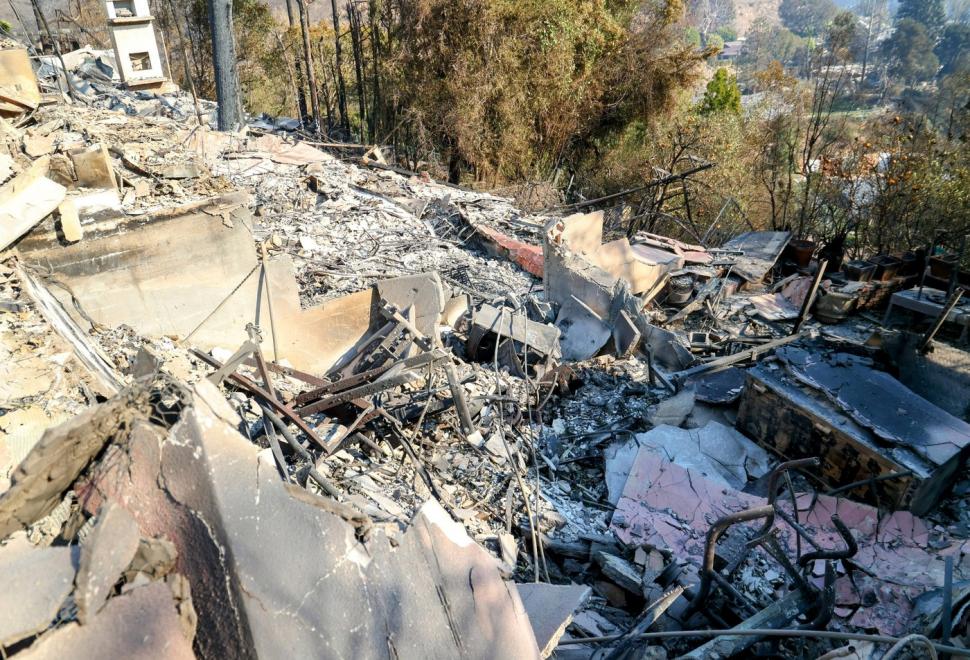 Un bărbat care și-a cumpărat cu banii de la loto o casă în Los Angeles s-a trezit acum cu un morman de cenușă, din cauza incendiilor  945920