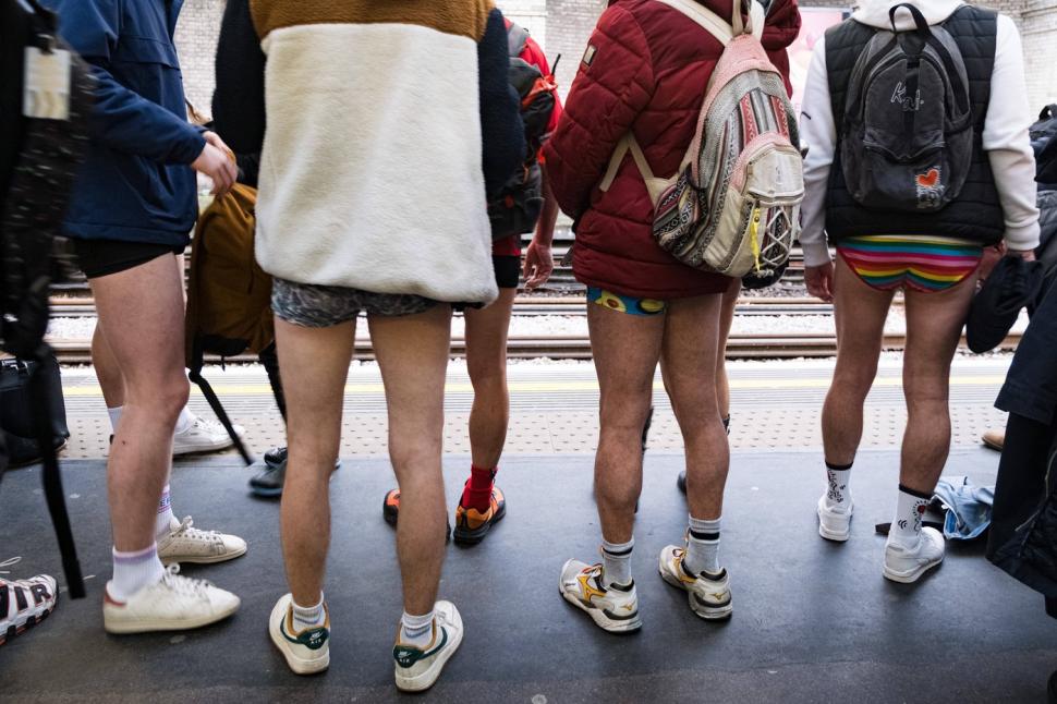 Ziua în care s-a circulat fără pantaloni. Sute de londonezi au mers așa cu metroul și i-au luat prin surprindere pe turiști 945902