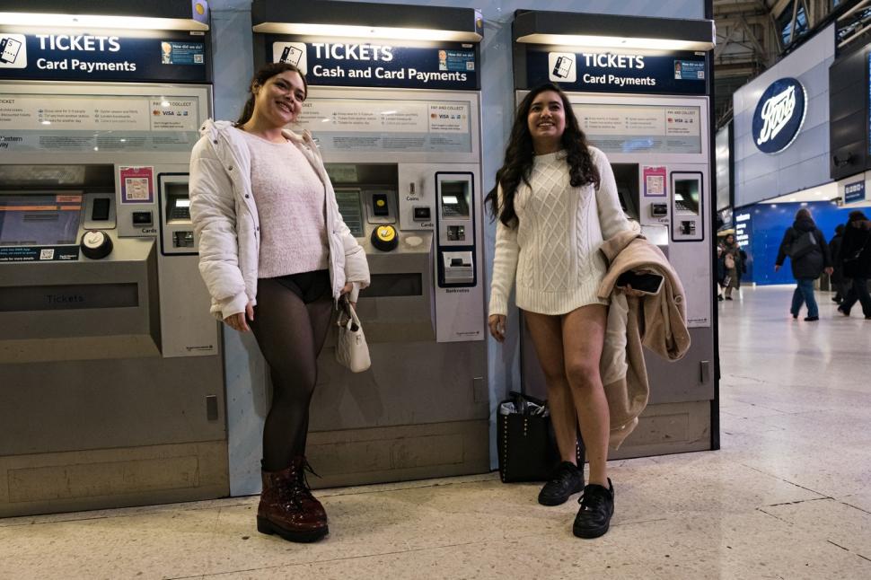 Ziua în care s-a circulat fără pantaloni. Sute de londonezi au mers așa cu metroul și i-au luat prin surprindere pe turiști 945903