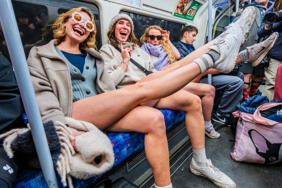 Ziua în care s-a circulat fără pantaloni. Sute de londonezi au mers așa cu metroul și i-au luat prin surprindere pe turiști 945904