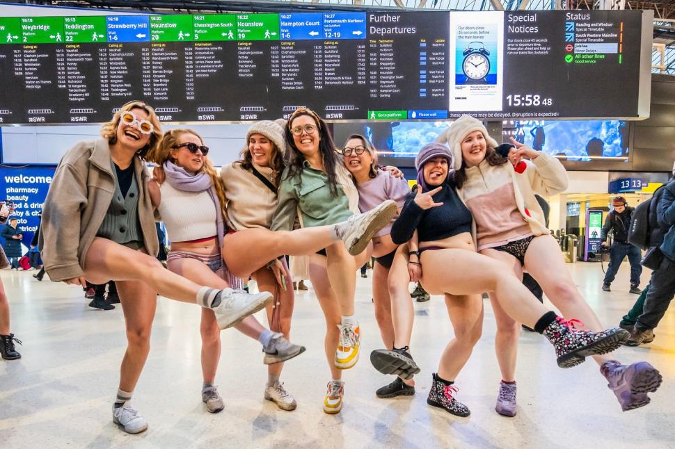 Ziua în care s-a circulat fără pantaloni. Sute de londonezi au mers așa cu metroul și i-au luat prin surprindere pe turiști 945905