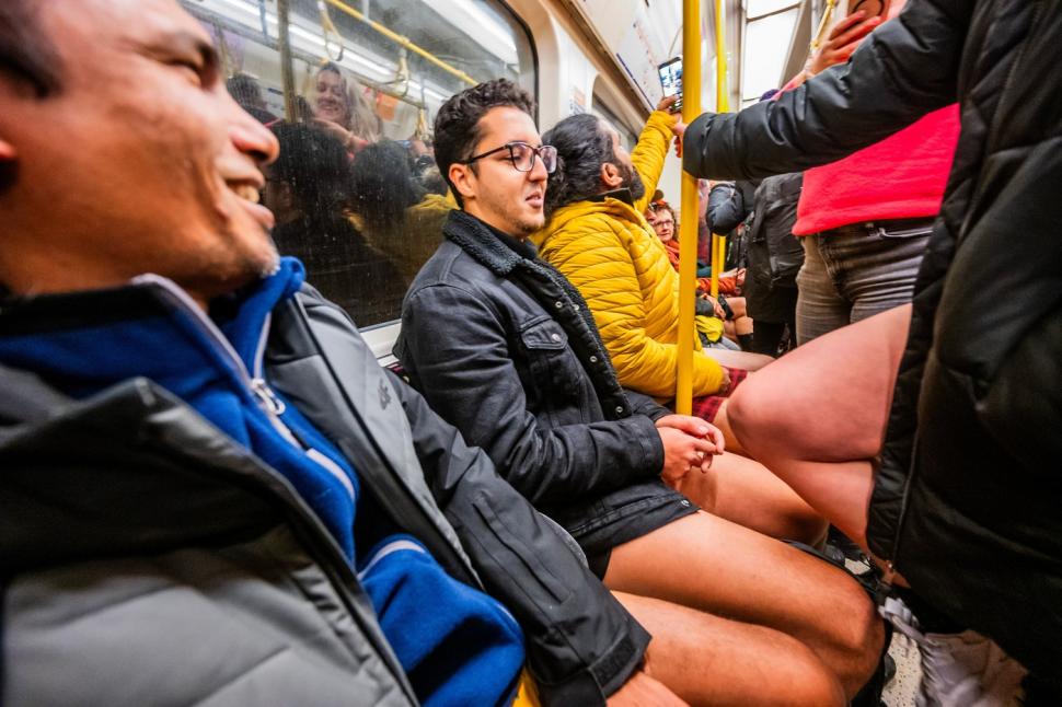 Ziua în care s-a circulat fără pantaloni. Sute de londonezi au mers așa cu metroul și i-au luat prin surprindere pe turiști 945906