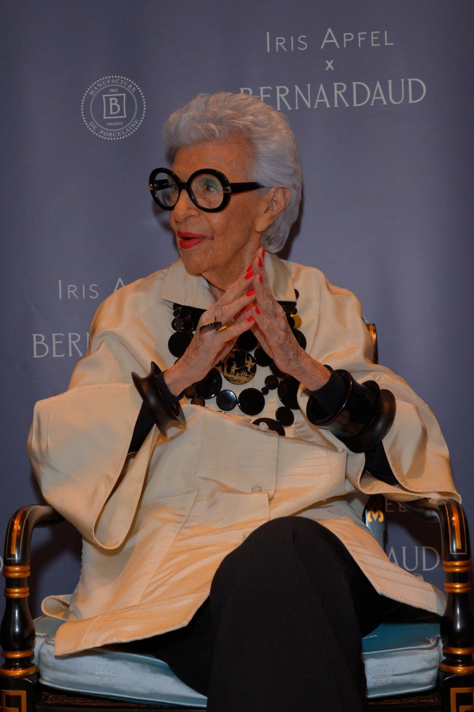 Colecţia inedită de haine şi mobilier a iconicei Iris Apfel va fi scoasă la licitaţie 946114