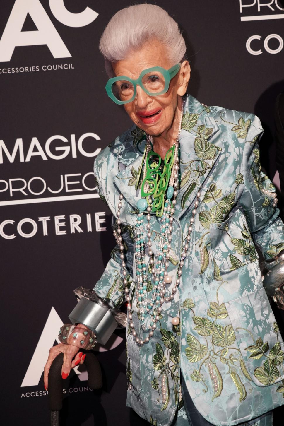 Colecţia inedită de haine şi mobilier a iconicei Iris Apfel va fi scoasă la licitaţie 946115