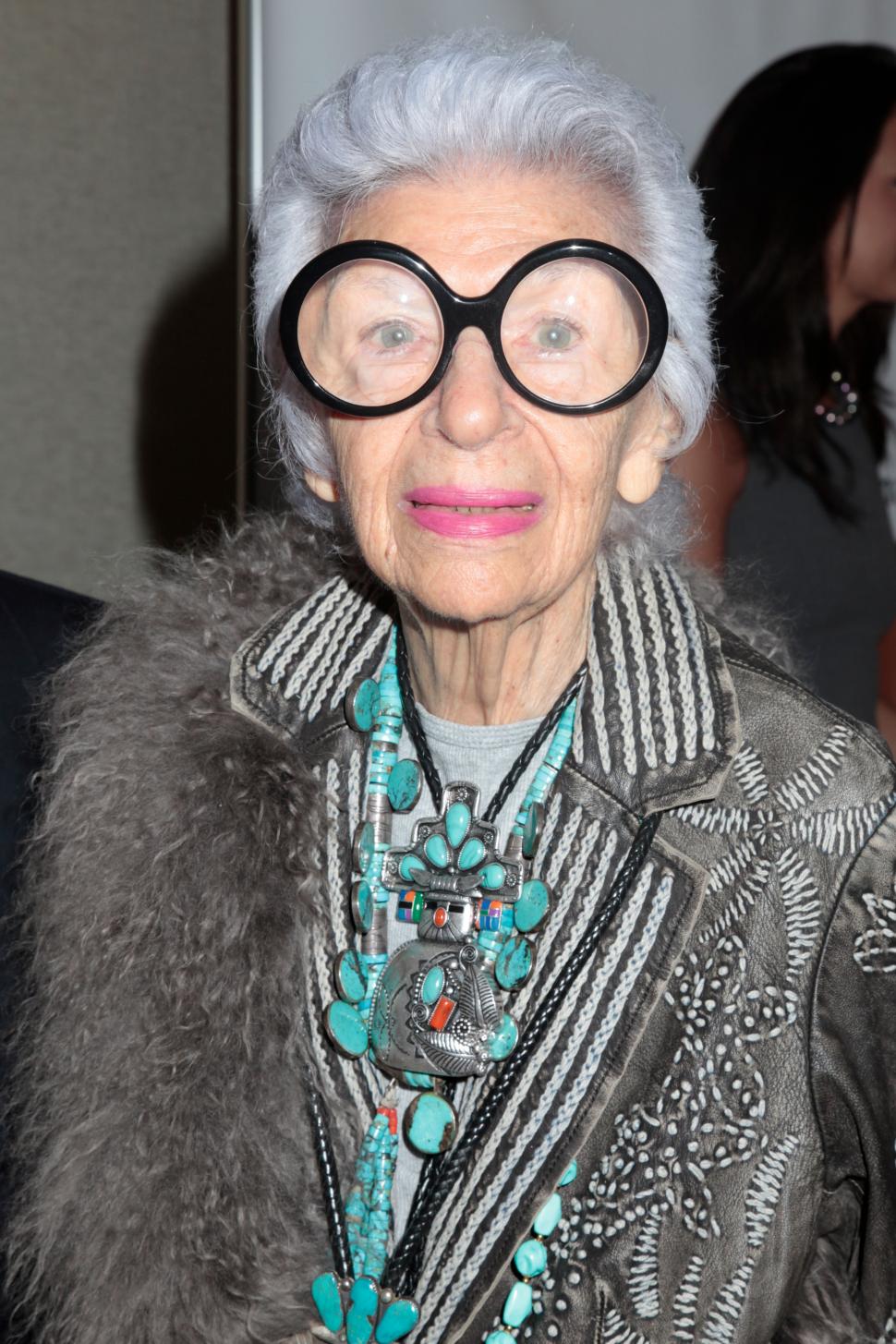 Colecţia inedită de haine şi mobilier a iconicei Iris Apfel va fi scoasă la licitaţie 946119