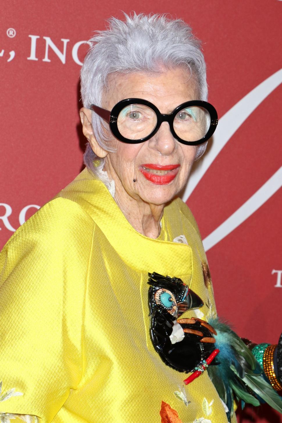 Colecţia inedită de haine şi mobilier a iconicei Iris Apfel va fi scoasă la licitaţie 946121