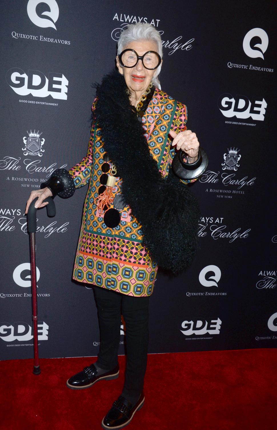 Colecţia inedită de haine şi mobilier a iconicei Iris Apfel va fi scoasă la licitaţie 946126