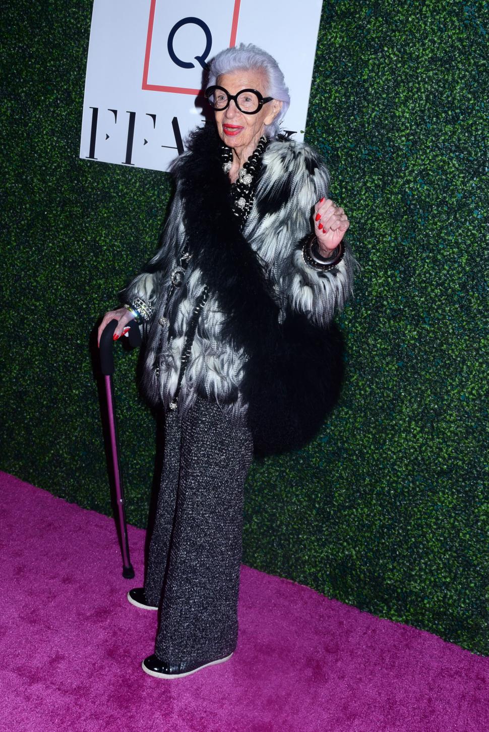 Colecţia inedită de haine şi mobilier a iconicei Iris Apfel va fi scoasă la licitaţie 946127