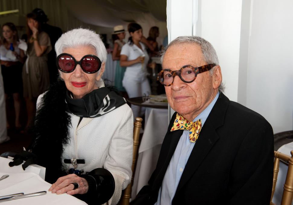 Colecţia inedită de haine şi mobilier a iconicei Iris Apfel va fi scoasă la licitaţie 946128