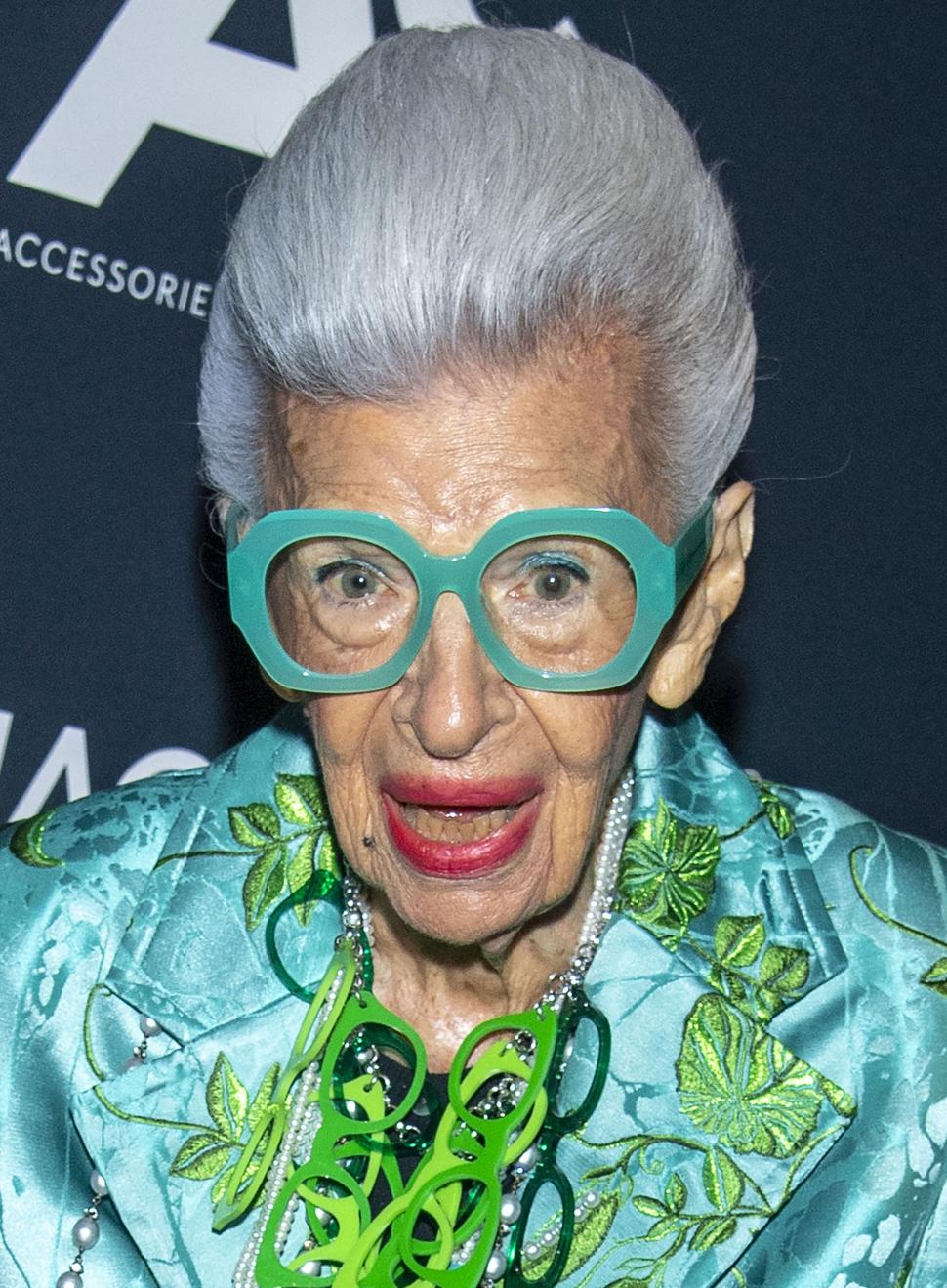 Colecţia inedită de haine şi mobilier a iconicei Iris Apfel va fi scoasă la licitaţie 946129