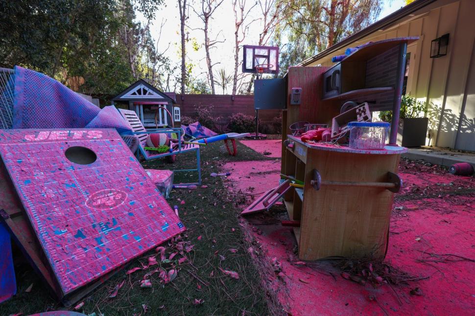 Mașinile, casele și aleile din Los Angeles sunt acum toate roz. Cum se explică imaginile bizare după incendiile devastatoare 946060