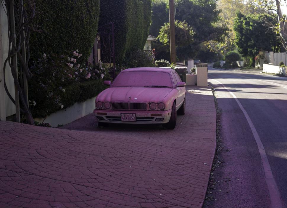 Mașinile, casele și aleile din Los Angeles sunt acum toate roz. Cum se explică imaginile bizare după incendiile devastatoare 946062