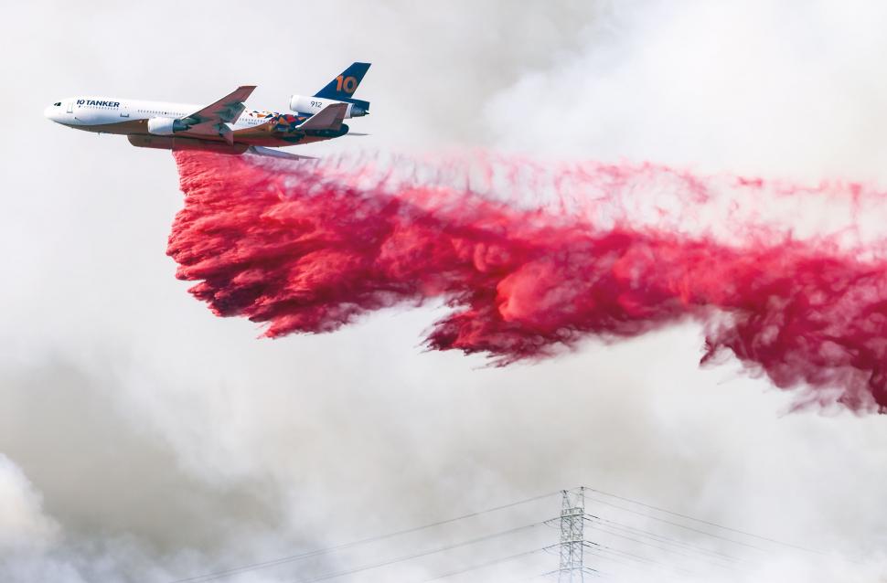 Mașinile, casele și aleile din Los Angeles sunt acum toate roz. Cum se explică imaginile bizare după incendiile devastatoare 946069