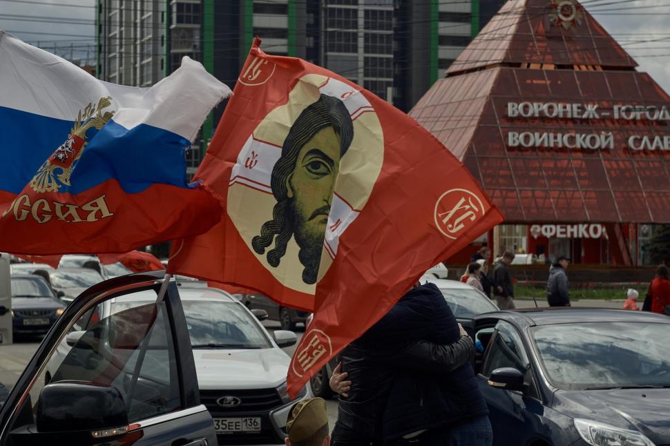 Cum a apărut drapelul de luptă al rușilor în Ucraina la mitingul AUR de duminică. Ce reprezintă steagul controversat 946269