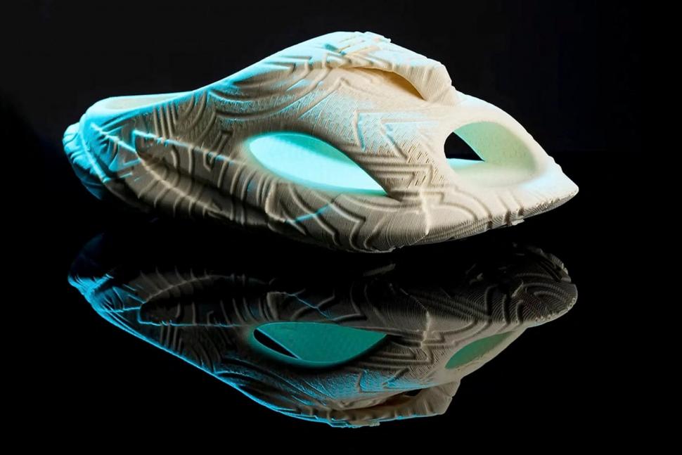 Cât de urât arată prima pereche de încălțăminte proiectată de Inteligența Artificială și cât costă  946410