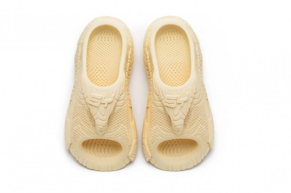 Cât de urât arată prima pereche de încălțăminte proiectată de Inteligența Artificială și cât costă  946411