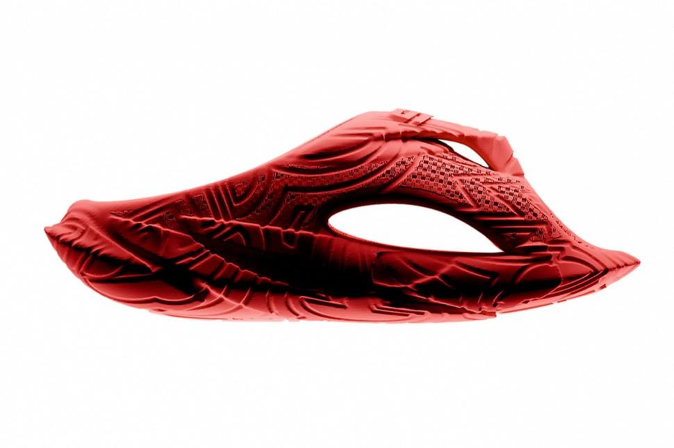 Cât de urât arată prima pereche de încălțăminte proiectată de Inteligența Artificială și cât costă  946413